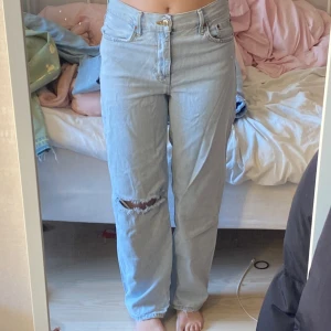 zara jeans med hål - använd få gånger. är 164 cm lång