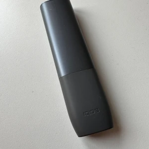 IQOS iluma One.  - 4 månader gammal. I riktigt bra skick. Laddas efter ca 20 användningar.  Pebble Grey