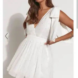 En otroligt fin vit klänning som passar perfekt till student. Jag köpte klänningen facebook marketplace och tjejen jag köpte den av har endast använt den en gång på en möhippa. Nypris ca 2300kr jag köpte den för 900kr. Sista bilden är lånad. 