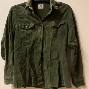 Skjorta  - Cool mockaskjorta i den perfekta gröna färgen! 
