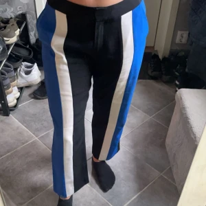 Kenzo byxor  - Jag säljer mina jättefina och knappt använda byxor från Kenzo i storlek 36. Nypris när jag köpte byxorna var 3300kr. Jag är 165cm. 