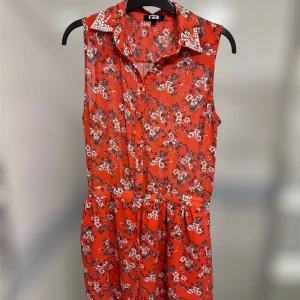 Playsuit - En fin kort byxdress från Bik Bok. Perfekt till sommaren då den är så blommig och ljus!! Vet inte exakta storleken men skulle säga S