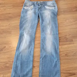 Så snygga jeans från Dolce&Gabbana!! Längd 105 cm, midjebredd 38 cm (raktöver) 