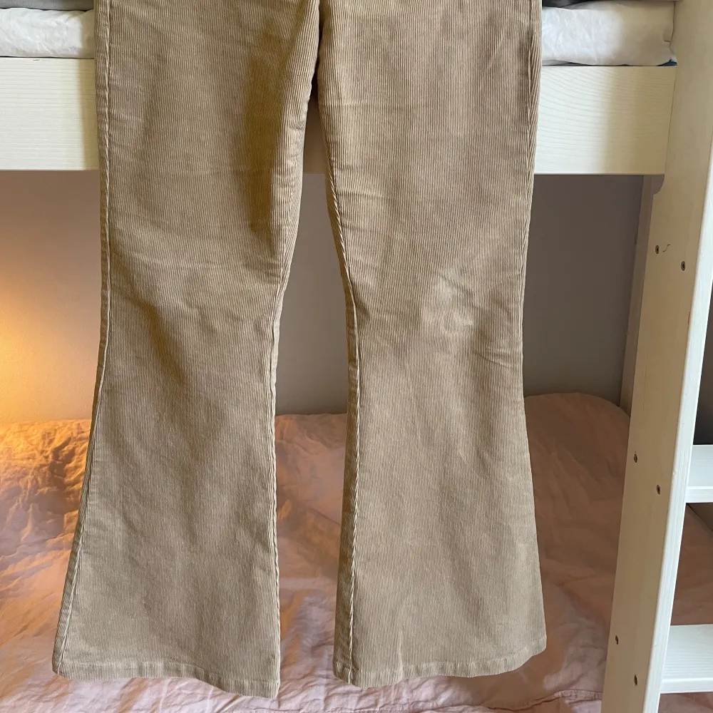 Ett par sjukt fina beiga bootcut-manchesterbyxor från Carin Wester som köptes i vintras. Använda ett fåtal gånger och är därför i nyskick. Storlek 36/S! Nypris: 599 kr. 🐘🌻. Jeans & Byxor.