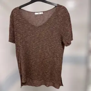 Fin brun tröja (T-shirt) från Mango. Jättecoola färger/mönster på tröjan!