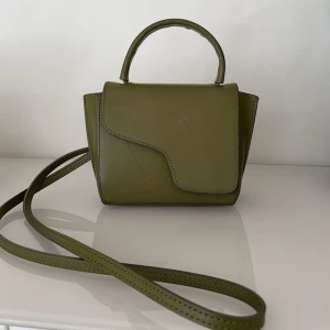 ATP atelier väska - Säljer min supersnygga gröna ATP atelier väska🩷 perfekt till sommaren!!!! Köpt för 3600kr, kan gå ner i pris vid snabb affär💕