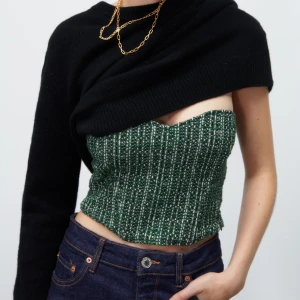 Korsett topp - Säljer denna korsett toppen från Zara.