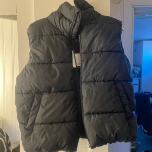 Väst  - En helt oanvänd väst från Lager 157 med prislapp kvar! Hittar inte rätt färg på hemsidan men den ser ut som på hemsidan fast svart 😊
