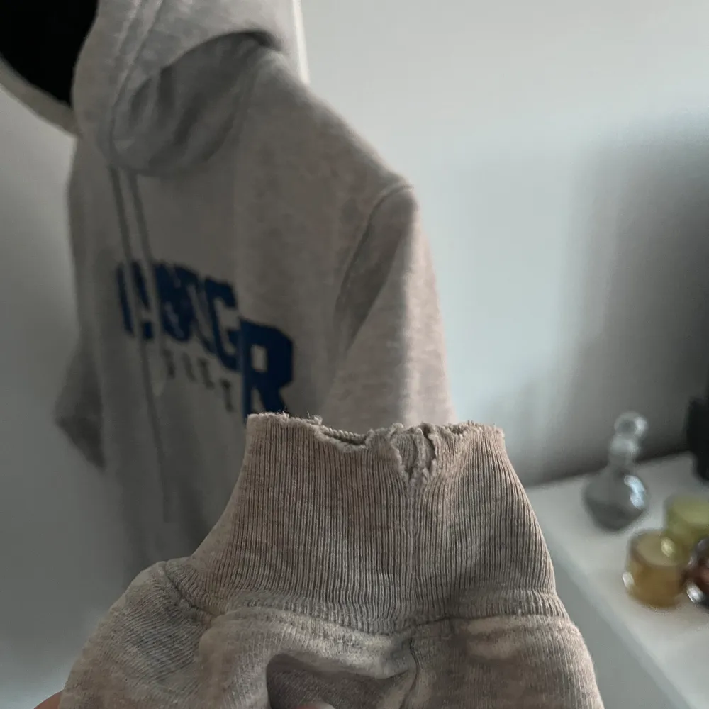 Säljer denna hoddie från adidas. Den har små hål vid ärmarna som man kan se på sista bilden men inget man märker av. . Hoodies.