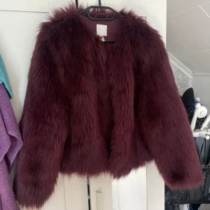 Fusk Pälsjacka  - Fusk Pälsjacka från H&M storlek M,, vinröd färg💕aldrig använd bara testad