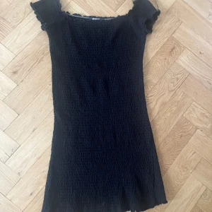 Off-shoulder klänning från Gina tricot  - Ribbad off shoulder klänning i storlek S. Från Ginatricot