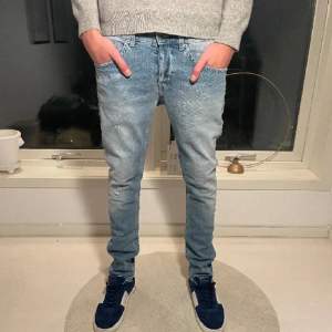 Tjena säljer ett par ljusblåa dondup jeans i modellen George som är perfekta nu till sommaren. Skick 10/10 oanvända. Nypris ca 3700 säljs för 1049. Hör av dig vid fler frågor!😀