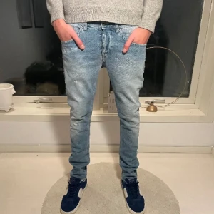 Dondup jeans  - Tjena säljer ett par ljusblåa dondup jeans i modellen George som är perfekta nu till sommaren. Skick 10/10 oanvända. Nypris ca 3700 säljs för 1049. Hör av dig vid fler frågor!😀