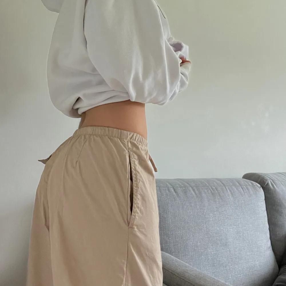 Supersnygga beige/bruna byxor, säljs eftersom de förtjänar att användas mycket mer💓 helt som nya, köptes för 500, skriv vid frågor😚. Jeans & Byxor.