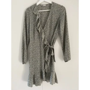 Omlottklänning Only - Ljusgrön omlottklänning med prickar på i strl 34 från Only. I fint skick, sparsamt använd.   Kommer från djur- och rökfritt hem, tvättad parfymfritt. 