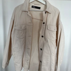 Zara Vårjacka Oversize - Manchester jacka från Zara. Använd fåtal gånger och inga synliga defekter. Storlek M