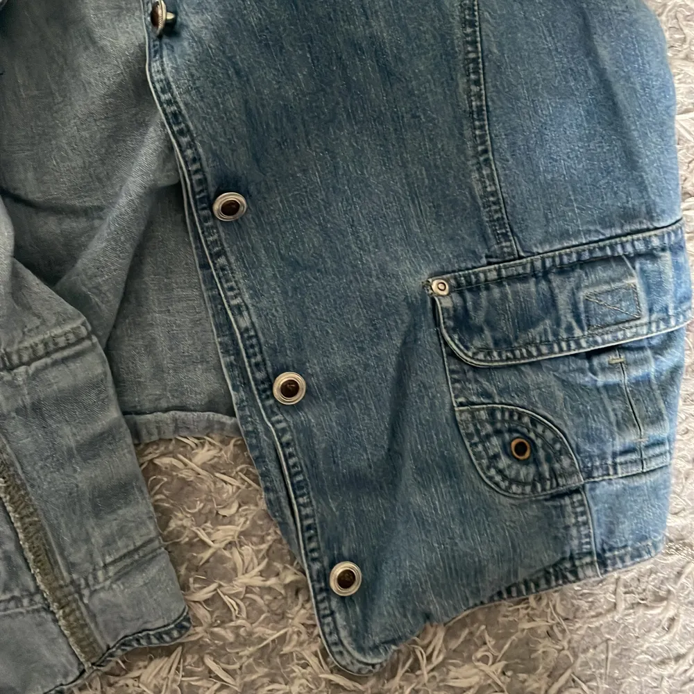 En snygg blå jeansväst med silverknappar och detaljer, aldrig använd😆. Jackor.