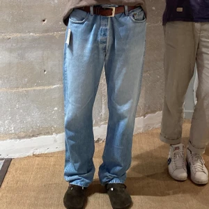 Vintage Levis 501 - Vintage Levis 501 i storlek 36 i längden. Runt en 32-34 i midjan. Ljusblå snygg wash