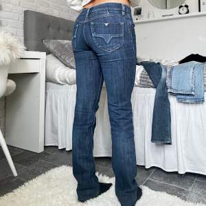 Midjemått = 78cm Innerbenslängden =83cm Säljer dessa diesel jeans som har varit väl omhändertagen!💓 Har mer Lågmidjade byxor i min profil om ni är intresserade 