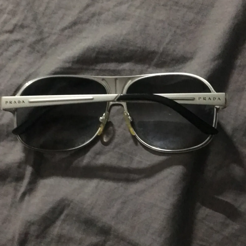 Säljer ett par Prada glasögon för använder ej, kan ksk diskutera pris. Accessoarer.