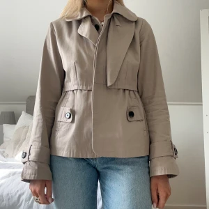 Vårjacka - Superfin vårjacka i så fin färg. Jättegullig modell, perfekt nu till våren och kalla sommardagar. Bra skick. Köpt second hand. 💞💞