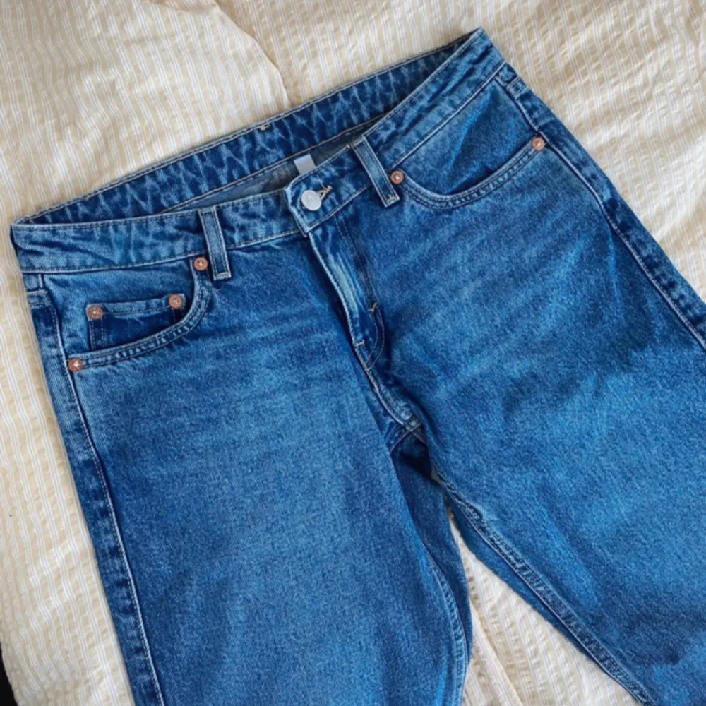 Arrow low waist jeans från weekday. I storlek 27/30. Byxorna är i nyskick har aldrig använt dom, säljer pga att dom är för små . Jeans & Byxor.