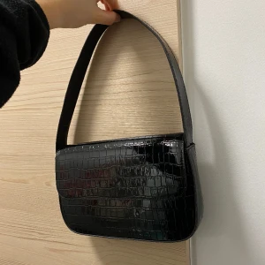 Svart handväska  - Svart handväska från H&M. Nyskick!