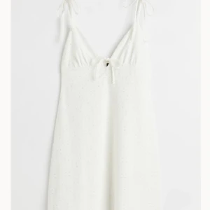 Klänning - Söt klänning med broderi perfekt till sommaren. Använt ett fåtal gånger. Köptes för 200kr men säljer för 80kr.💕