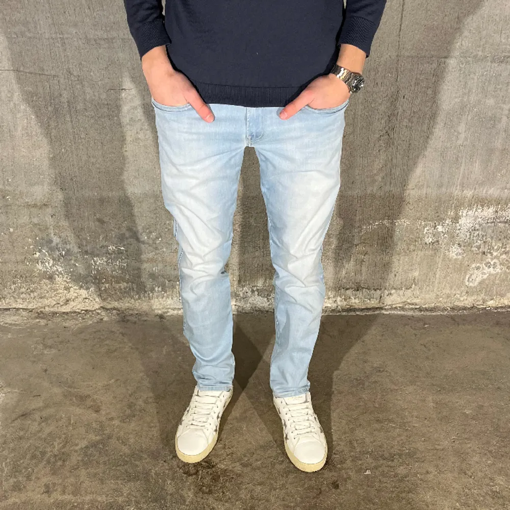 Replay anbass jeans i färgen blå. Storlek 30 och modellen på bilden är 178 cm. Fint skick, köp för endast 499kr . Jeans & Byxor.