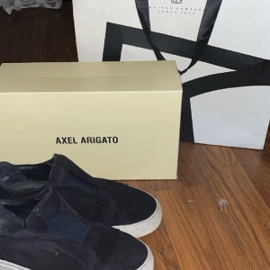 Arigatos  - Dom är väl 7/10 om du är smidig. Följes med en NK påse som jag fick när jag köpte dem. Har ej kvitto💯. NK Påsen går att få med om man betalar full pris✅