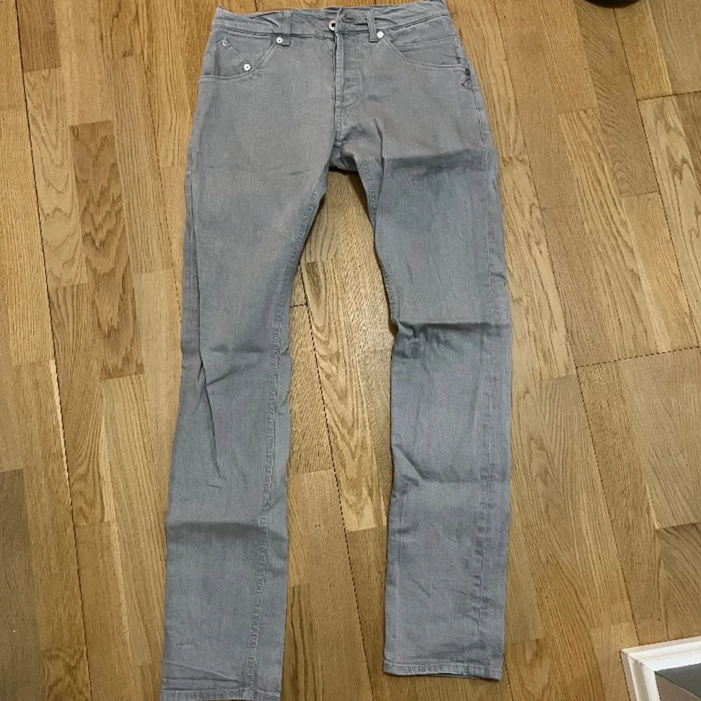 Dondup jeans i riktigt schysst grå färg. W30, bara höra av sig om du har frågor! . Jeans & Byxor.