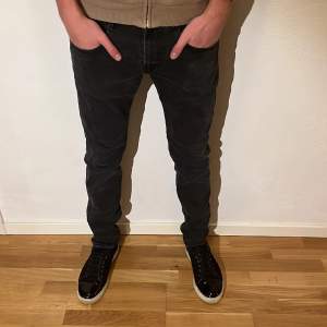 Jeans från Replay, modellen Anbass, storlek 33. Nypris : 1799kr - Vårat pris : 499kr. Modellen är 183 och väger 70kg. Hör av er vid frågor!/SS