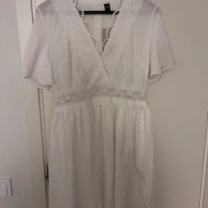 Sommarklänning  - En vit spetsig jättesöt klänning. I storleken L men den passar M och kan också fungera som S. Nyskick den har aldrig kommit till användning och prislappen sitter till och med kvar.