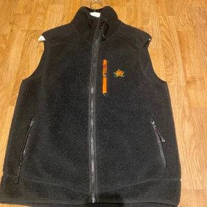 Fleeceväst sqrtn dam st xxs - Fleeceväst från sqrtn i storlek xxs   Väldigt stor i storleken, jag är vanligtvis storlek S men fick gå ner till xxs, passar dig som är storlek XS och S  Använt 2 gånger så i princip som ny  Köpte den ny för 1000kr