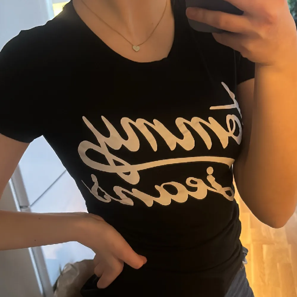 Säljer denna T-shirt som är som helt ny då jag använt den bara nångång innan. Den är i väldigt bra skick! 💗. T-shirts.