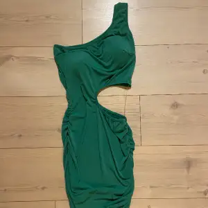 Såå himla fin klänning från en butik i italien,  är inlägg vid bysten💚