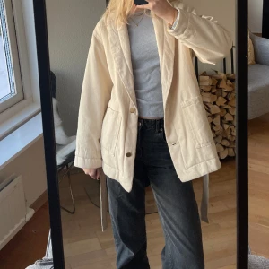 Kappa från zara - Säljer denna helt oanvända kappan! Den är i ett mysigt fluffigt material💗