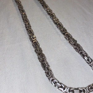 Kejsarlänk  - En silver kejsarlänk väldigt tung och tjock. Kan tänka mig 1700kr men billigare vid snabbaffär