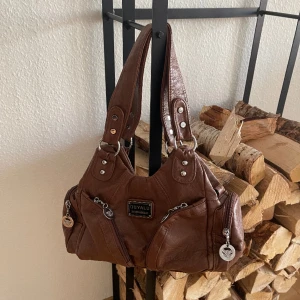 Brun handväska  - Nästintill aldrig använd! Superfin och med många fack! 💗