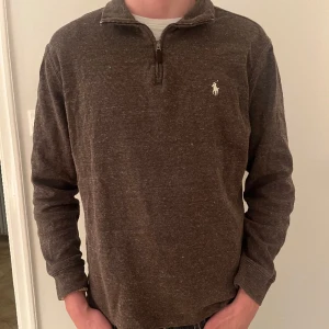 Ralph lauren Half zip - En Ralph lauren Half zip i storlek M. Säljer då jag ej gillar färgen, använd en gång och tvättad en gång.