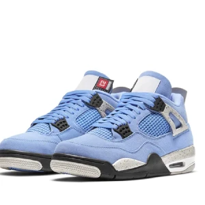 Air Jordan 4 Retro University Blue. Använt 1 gång  - Efter Air Jordan 1 Retro High University Blue tillkännager varumärket på Jumpman lanseringen av Air Jordan 4 Retro University BlueDesignen kompletteras med det välbekanta cementtrycket på vingarna, hälen och mycket av mellansulan.  Kvitto finns  