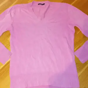 Nyskick rosa pullover från rönnisch i storlek m. 