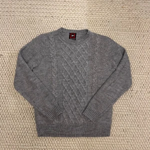 Grå Stickad tröja - Den är i bra skick, storlek m, grå stickad tröja med mönster