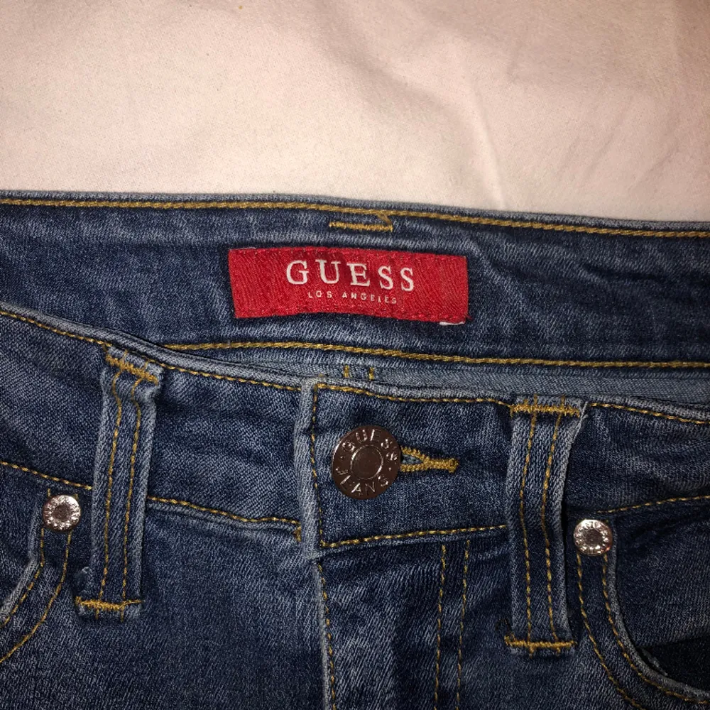 Guess jeans med hål och logga på ena bakfickan. Jeans & Byxor.