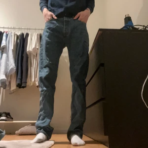 Levi’s 501 - Säljer dessa snygga Levi’s 501 som inte används längre. Är väl använda och lappen har börjat bli lite skrynklig men inte något som påverkar byxorna! Storlek 32/34 och passar bra på mig som är runt 190. Hör av er vid frågor eller funderingar!
