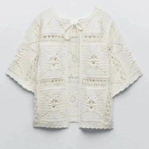 Virkad kofta - Supersöt virkad kofta! Använd fåtal gånger, så fin på sommaren!! Storlek S! 💕