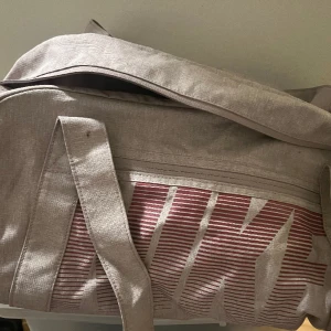 Väska  - Nike sportbag i fint kan förekomma någon liten fläck men inget som stör och förmodligen går bort!  