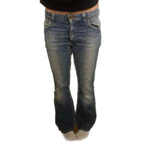 Lågmidjade jeans,  Midjemått: 40 cm Innerbenslängd: 76 cm