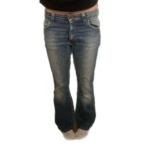 Lågmidjade jeans - Lågmidjade jeans,  Midjemått: 40 cm Innerbenslängd: 76 cm