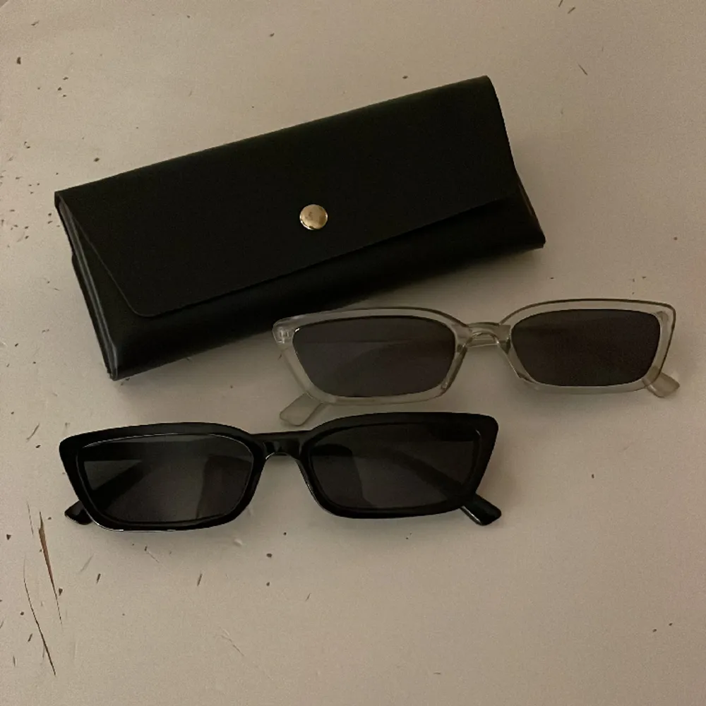 Smalare solglasögon, cool stil, ett par svarta och ett par gråa (20kr för båda) så pass på!. Accessoarer.